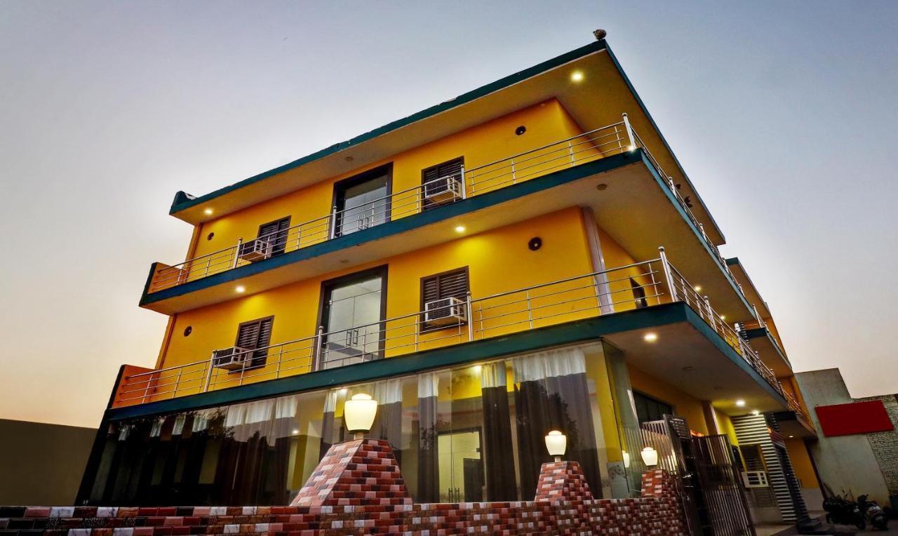Hotel Pragati Palace Mathura Ngoại thất bức ảnh