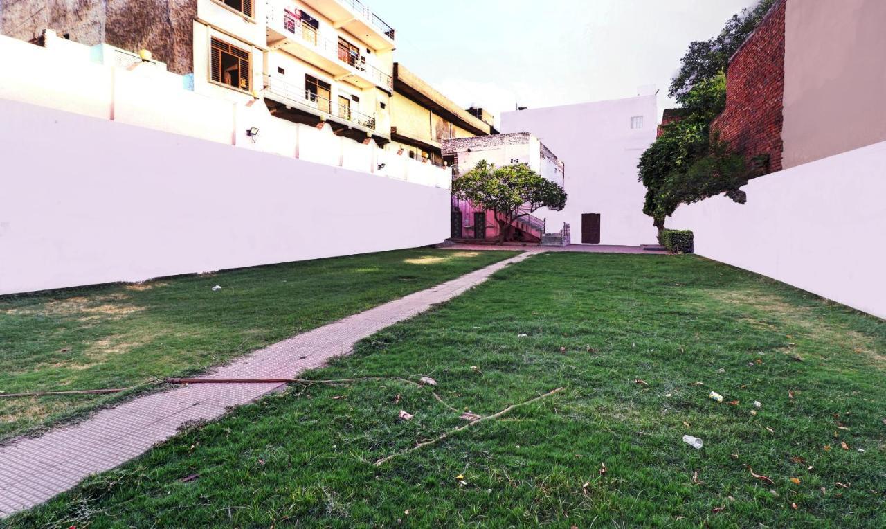 Hotel Pragati Palace Mathura Ngoại thất bức ảnh